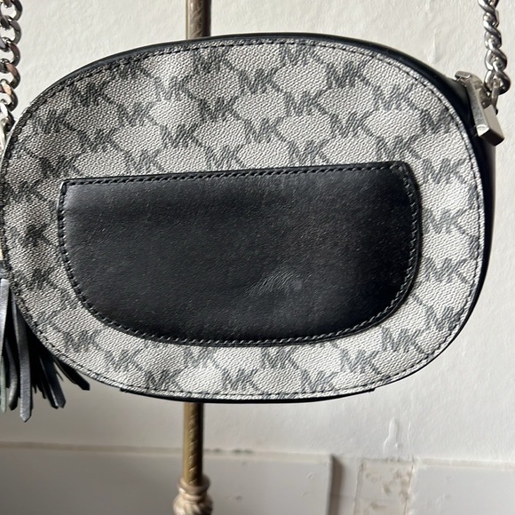 Michael Kors Ginny Medium Messenger Crossbody - Picture 4 of 6